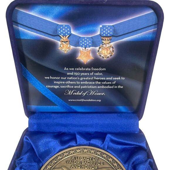Medal of Honor Commemorative Challenge Coin & Case 1861-2011 Military Tradition - Picture 2 of 8